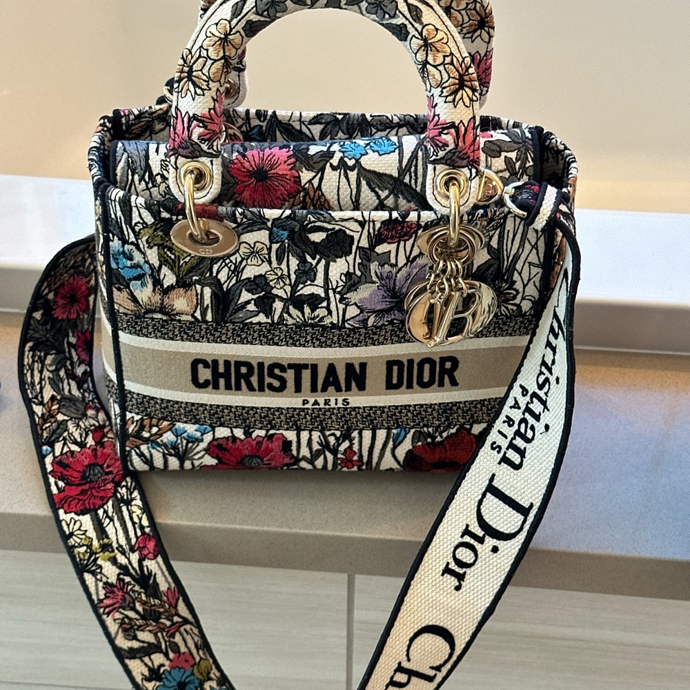 Medium Lady D-Lite Bag
Latte Embroidery with Multicolor Dior Cabinet de la Mer - Picture 9 of 15